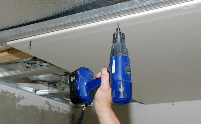 Zalety stosowania ścianek działowych i podwieszanych sufitów w biurach i pomieszczeniach użytkowych.