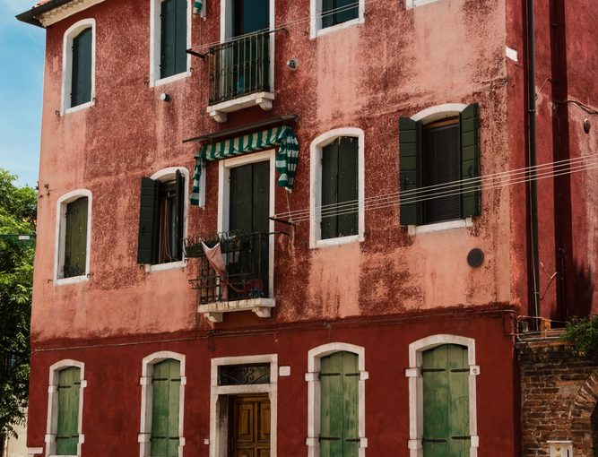 Innowacyjne elewacje: jak nowoczesne rozwiązania i ekologia zmieniają estetykę współczesnych mieszkań